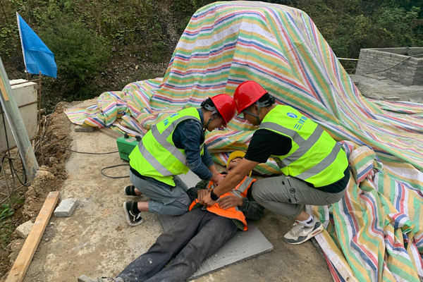 乐鱼平台德青：项目部，提高项目部人员的抗灾能力，确保项目安全生产，同时进一步提高项目部员工突发灾害时的应急能力，对消防、触电、溺水等在项目部进行安全应急演练