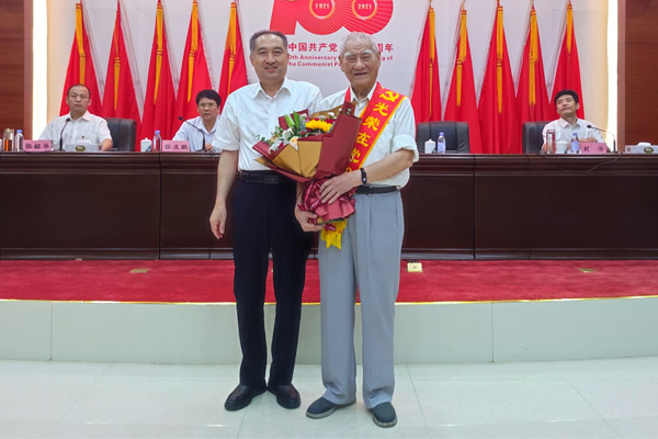 02二局党委召开庆祝中国共产党成立100周年表彰会颁发“光荣在党50年”纪念章