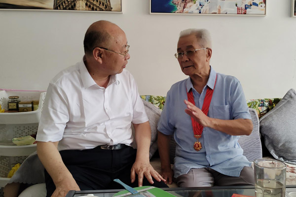 07物勘院领导班子成员走访慰问老党员并颁发“光荣在党50年”纪念章