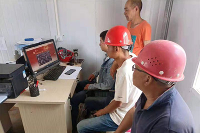 24中南局所属资环公司昆明青龙山基坑支护工程项目部组织观看“七一勋章”颁授仪式直播